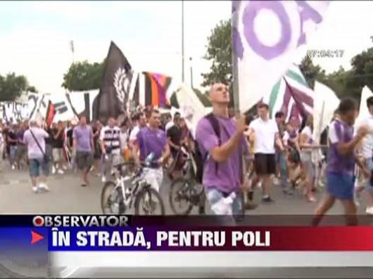 In strada, pentru Poli