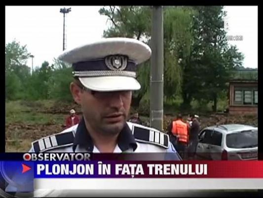 Un sofer din Resita a plonjat cu masina in fata trenului