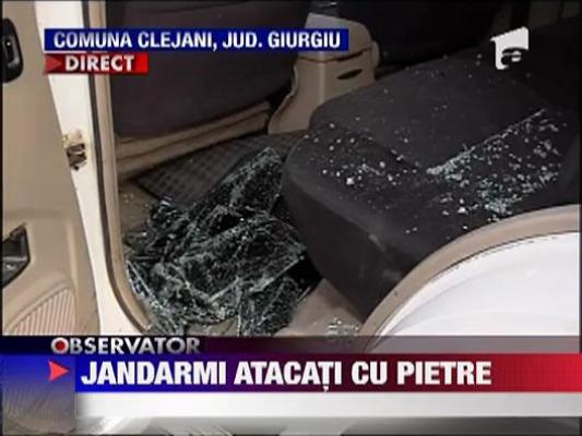 Echipaj de jandarmi atacat cu pietre, la Clejani