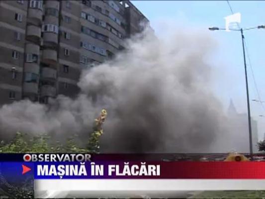 Masina cuprinsa de flacari in centrul Bacaului ‎