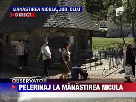 Sute de credinciosi s-au strans la manastirea Nicula