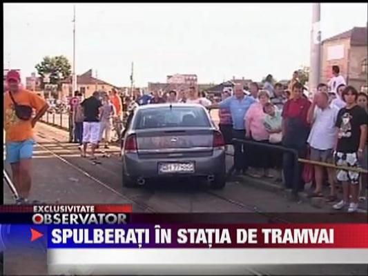 Spulberati in statia de tramvai