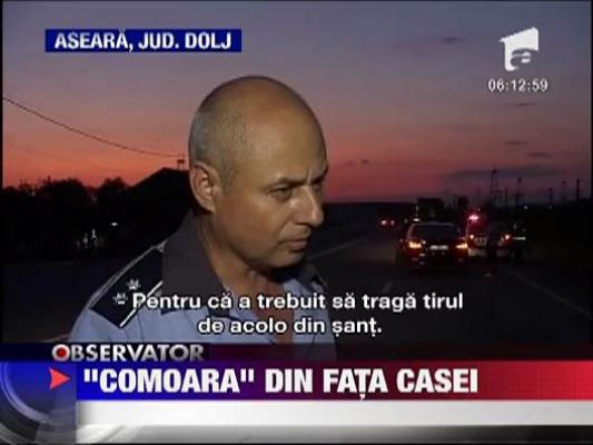 100 de romii au tabarat pe un TIR cu mancare rasturnat intr-un sant la Craiova