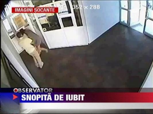 IMAGINI SOCANTE / Snopita in bataie de iubit