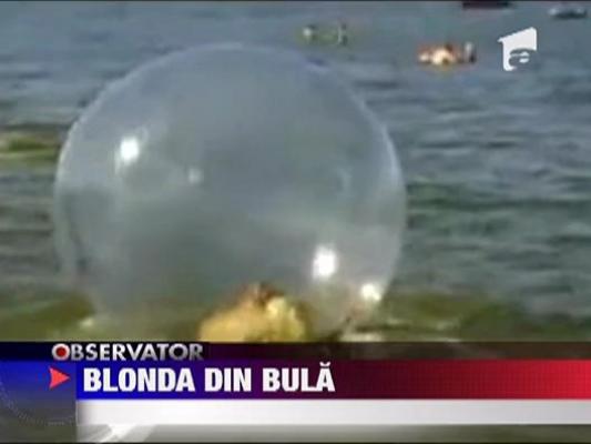 Blonda dornica de distractie