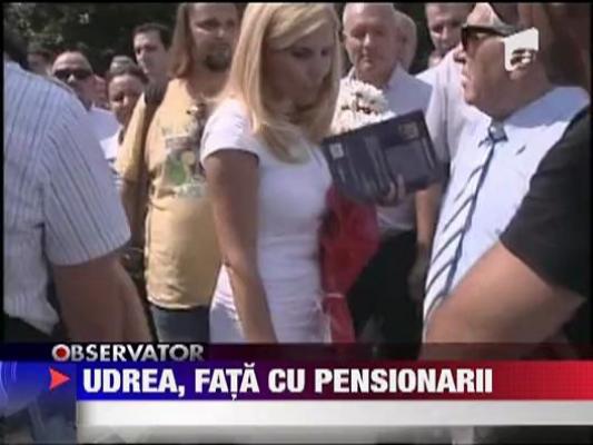 Elena Udrea luata la intrebari de zeci de pensionari suparati in Bucuresti