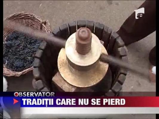 Zeci de mesteri populari din zona Moldovei s-au adunat la Vaslui