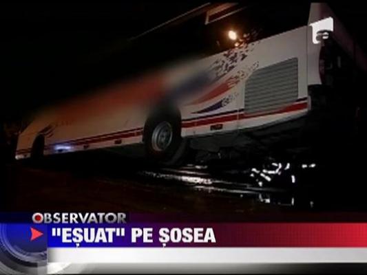 UPDATE / Autocar scufundat pur si simplu pe o strada din Iasi