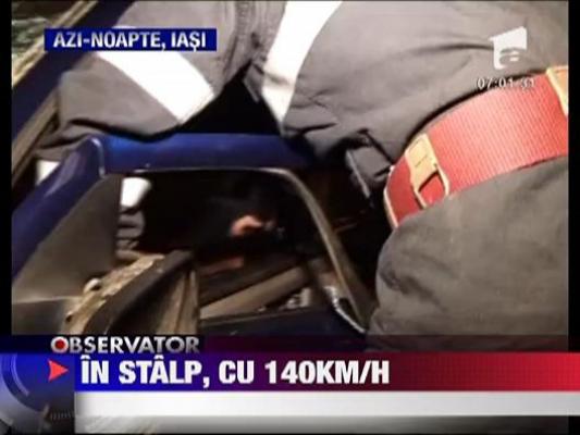 S-a infipt cu masina intr-un stalp de beton la peste 140 km/h