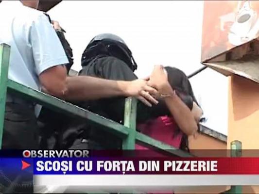 Scosi cu mascatii din pizzerie
