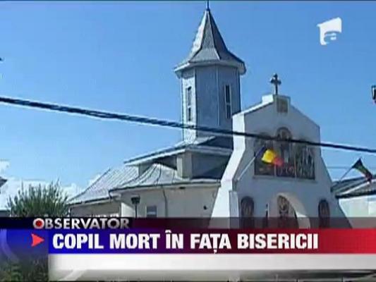 Copil mort in fata bisericii