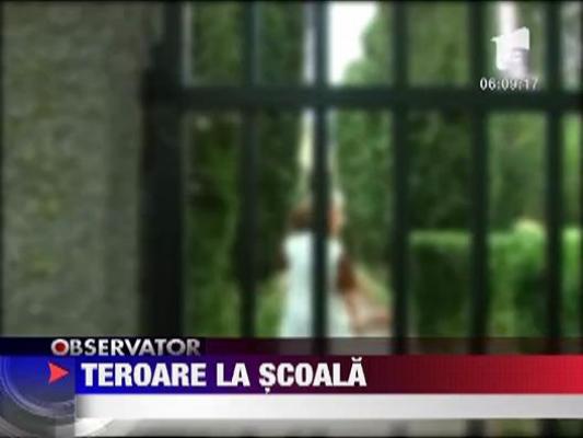 Elevi alergati pe holurile scolii de o femeie inarmata cu un cutit