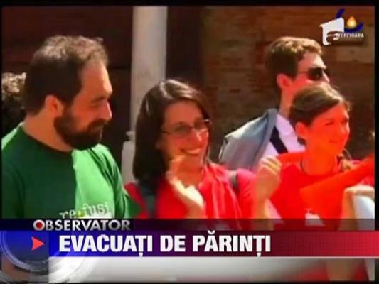 Copii evacuati de parinti