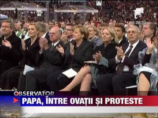 Papa, intre ovatii si proteste