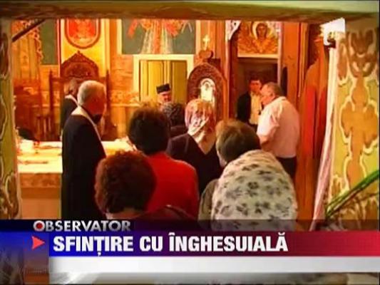 Sute de pelerini au fost la un pas sa se calce in picioare la sfintirea unei biserici, in Arad