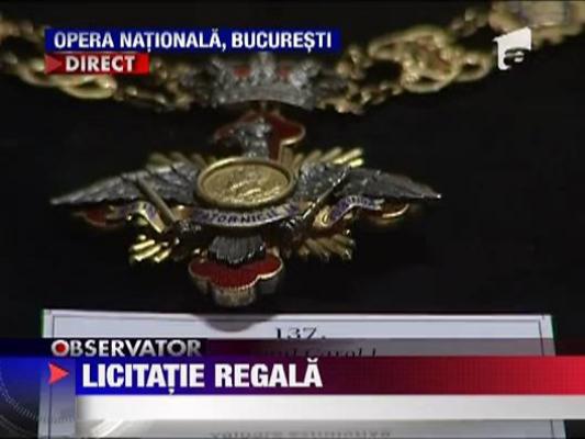 Zeci de bijuterii, tablouri si arme, scoase la licitatie de Casa Regala