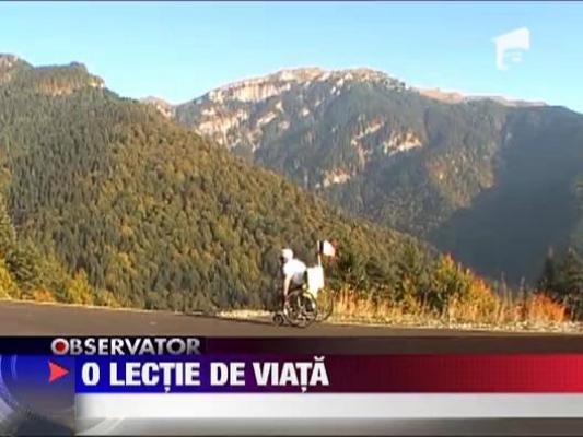 Un barbat invalid a reusit sa ajunga pe varfurile Bucegilor, intr-un scaun cu rotile!