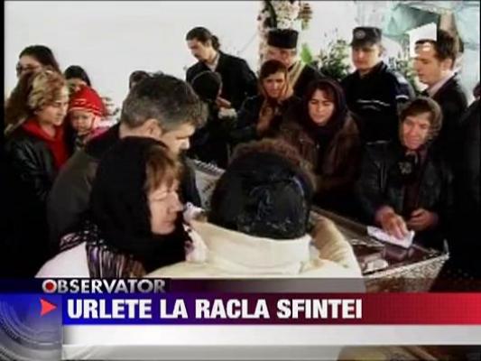 Racnete si bani falsi la racla Sfintei