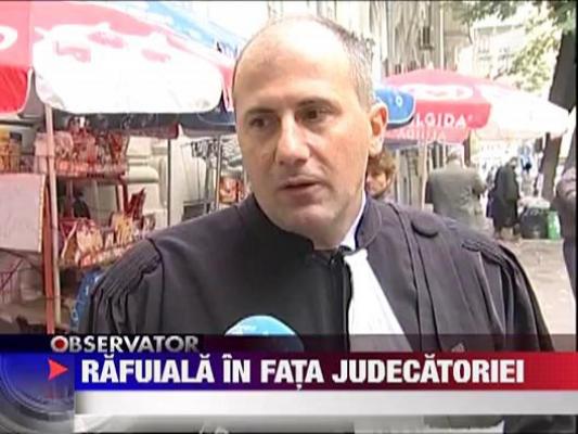 Bataie intre interlopi in fata tribunalului