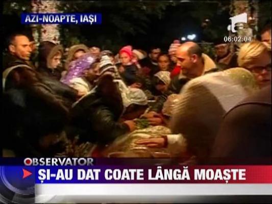 Si-au dat coate ca sa fie siguri ca ating moastele Cuvioasei Parascheva