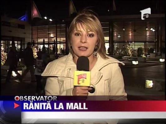 Femeie ranita dupa ce a cazut mall-ul pe ea