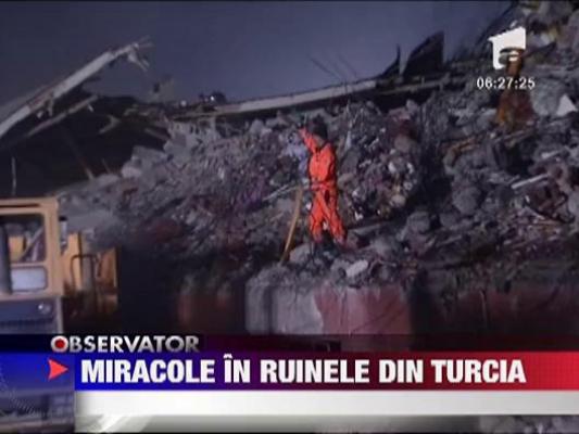 Miracole sub ruinele din Turcia