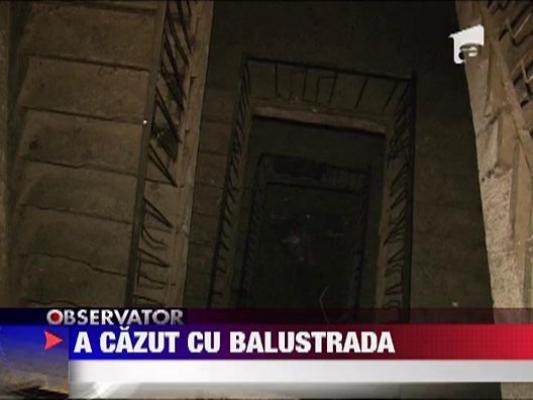A cazut de la etajul 4 cu tot cu balustrada