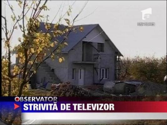 Copil strivit de televizor