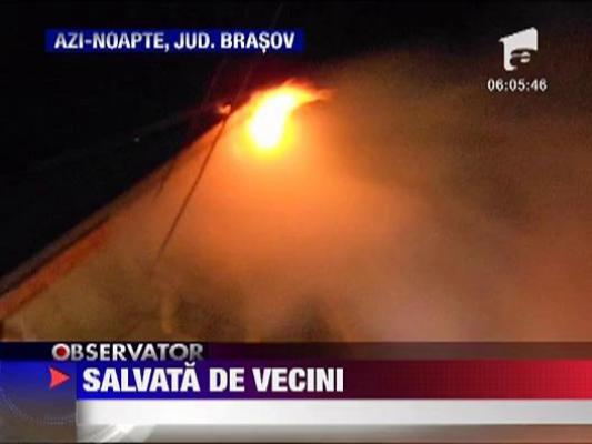 Batrana salvata de vecin din flacari