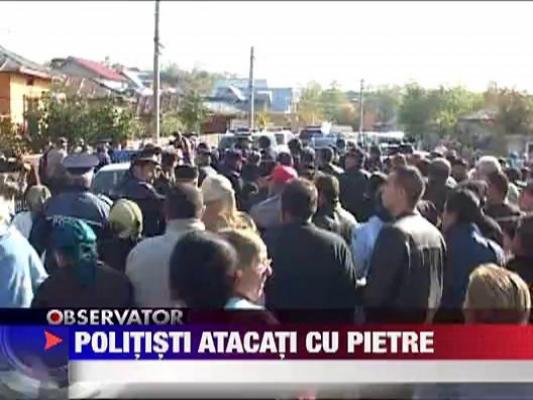 Politisti atacati cu pietre