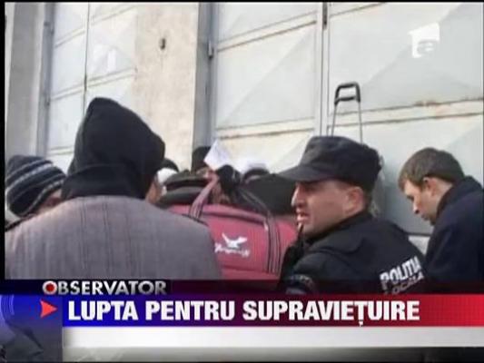 Cozi uriase pentru ajutoarele alimentare de la UE