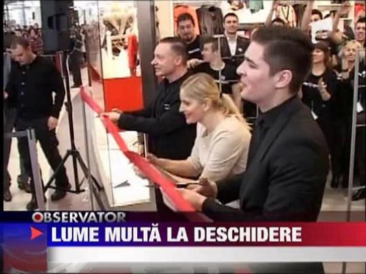 Lume multa la deschiderea unui magazin