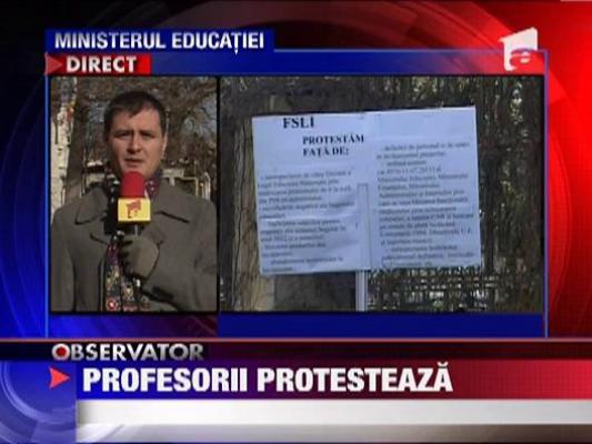 Profesorii protesteaza in fata Ministerului Educatei