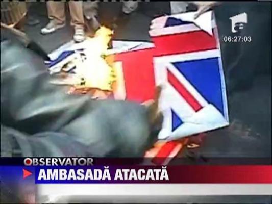 Ambasada Marii Britanii de la Teheran a fost atacata de o multime furioasa