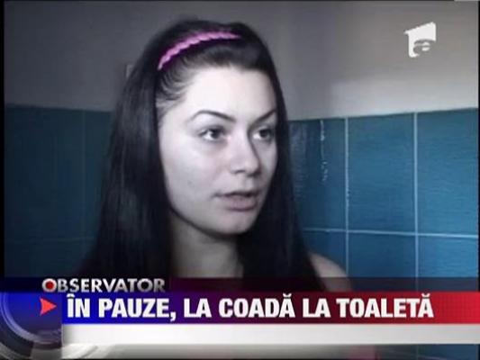 In pauze, la coada la toaleta