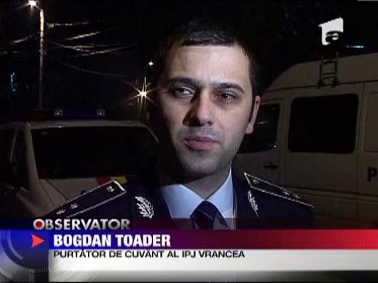 Politist lovit cu sticla in cap