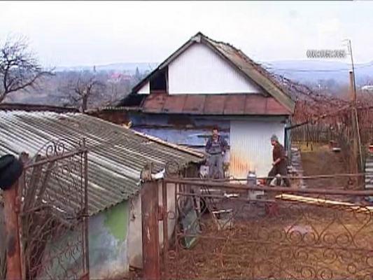 Un batran de 89 de ani a testat butelia cu chibritul