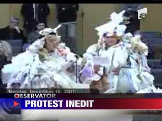 Protest in costume in forma de mormane de gunoi