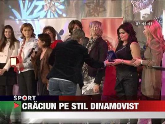 Niculae isi imbodobeste bradul in alb si rosu