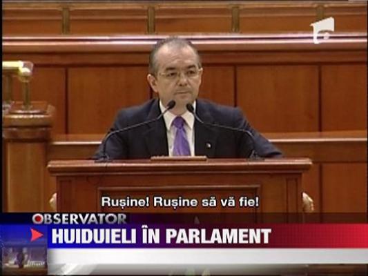 Premierul Emil Boc, huiduit in plenul Parlamentului