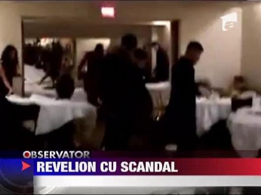 Bataie cu scaune si farfurii in seara de Revelion