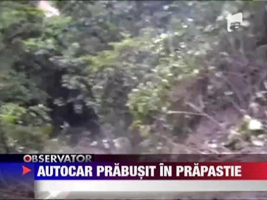 IMAGINI SOCANTE! Autocar prabusit in prapastie