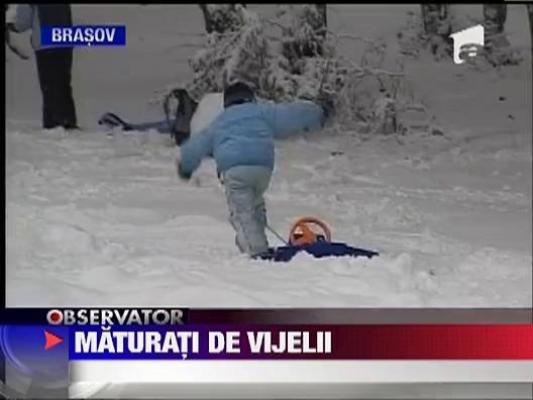 Vant puternic si zapada in toata tara