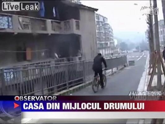 Casa din mijlocul drumului