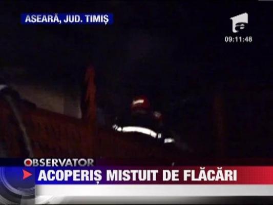 Acoperis mistuit de flacari, in Timis