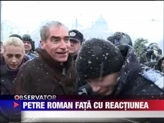 Petre Roman, alungat de protestatarii din Piata Universitatii