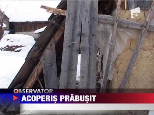 Acoperisul unei cladiri a cazut peste un bistritean ‎