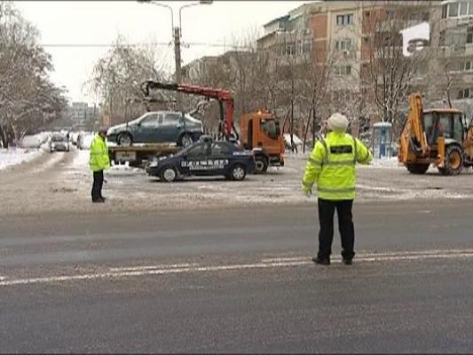 Bucuresti: Masinile parcate regulamentar pe bulevardele din Sectorul 1 ridicate temporar pentru curatarea zapezii