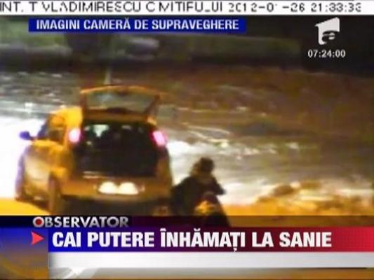 Un grup de tineri din Slatina s-au lasat trasi cu saniile de masini