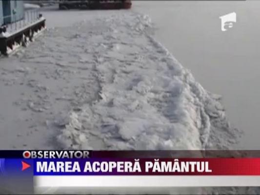 Valurile au ajuns in zona locuita